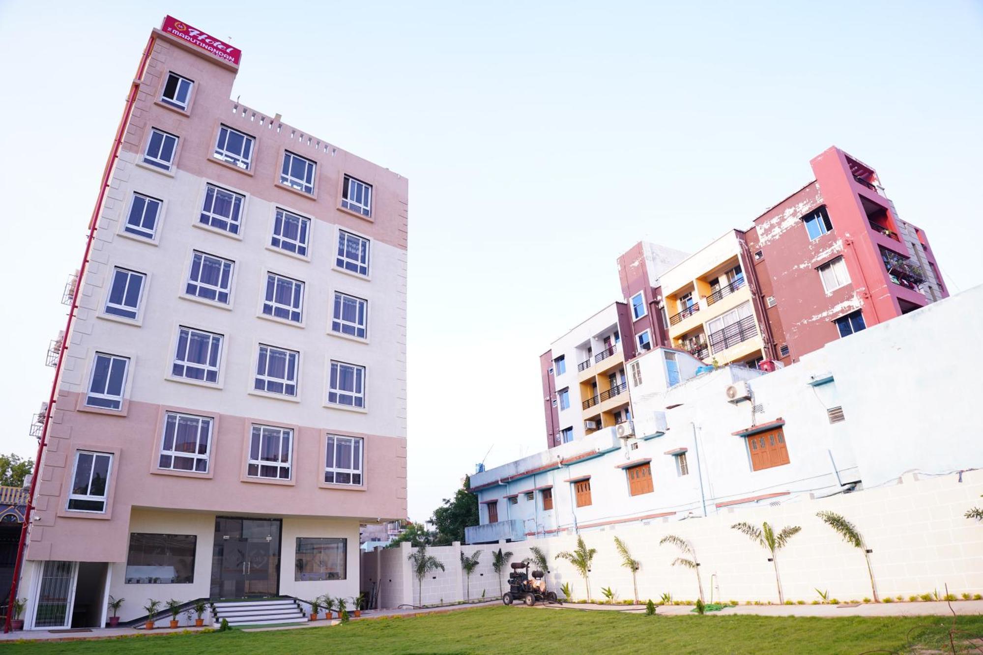 The Marutinandan Grand Hotel เดฟการ์ ภายนอก รูปภาพ